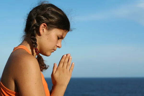 Criança orando ao ar livre — Fotografia de Stock