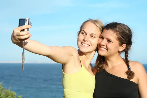 Happy friends with camera — Stock Photo, Image