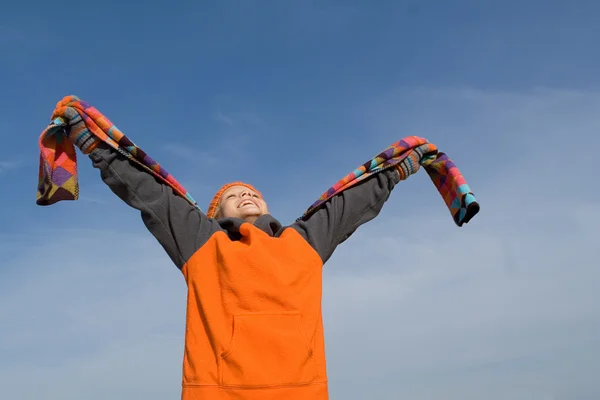 Lyckligt barn upp armarna letar upp - tro — Stockfoto