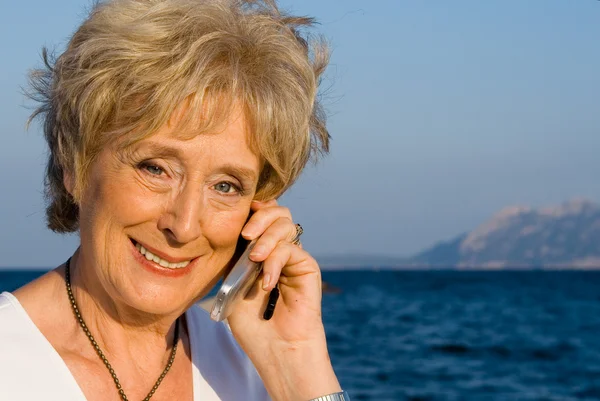Senior vrouw met cel of mobiele telefoon — Stockfoto