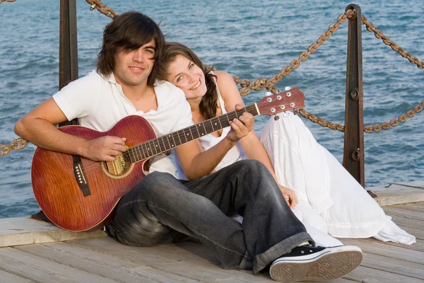 Gelukkige paar met gitaar — Stockfoto