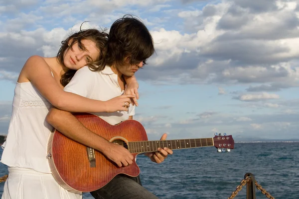 Mutlu çift gitar ile — Stok fotoğraf