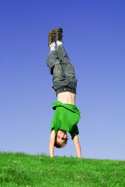 Bambino a testa in giù che gioca all'aperto in estate — Foto Stock