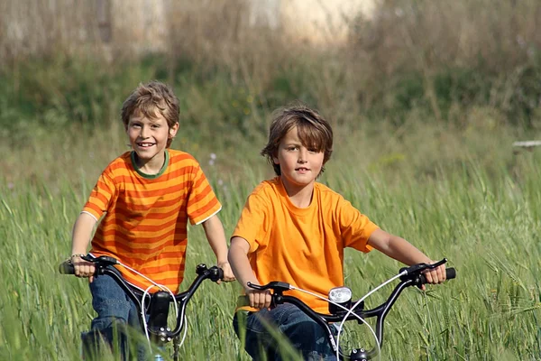 Crianças saudáveis brincando com bicicletas — Fotografia de Stock