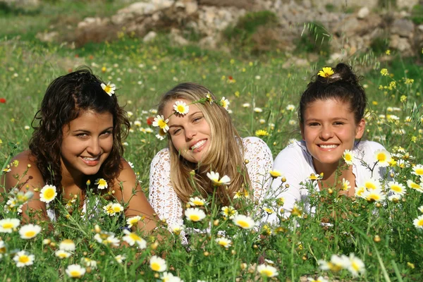 Grupa hipisowskiego nastolatków i młodych kobiet — Zdjęcie stockowe