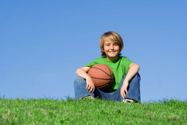 Ευτυχισμένο παιδί με αθλητικά μπάσκετ — Φωτογραφία Αρχείου