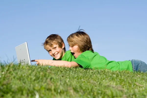 Šokovaný děti na internetu na laptop — Stock fotografie