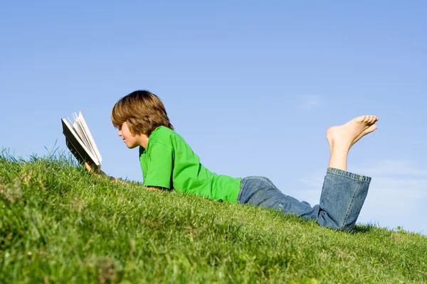 Παιδί ανάγνωση σε εξωτερικούς χώρους σε καλοκαίρι — Φωτογραφία Αρχείου
