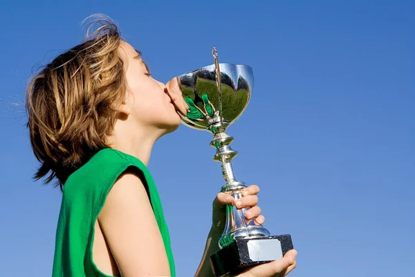 Vítěz dítě s vítězný pohár — Stock fotografie