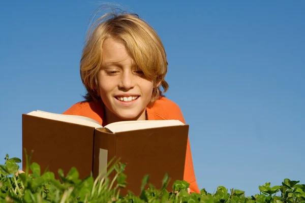 Criança feliz, lendo livro ao ar livre , — Fotografia de Stock