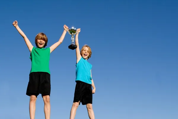 Ganar niños con copa deportiva —  Fotos de Stock