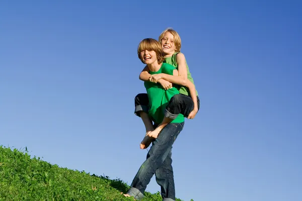 Gelukkig piggyback zomer kinderen — Stockfoto