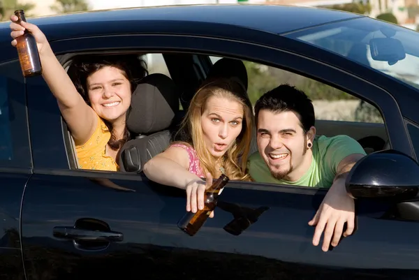 Minderårigas alkoholkonsumtion och bilkörning, — Stockfoto