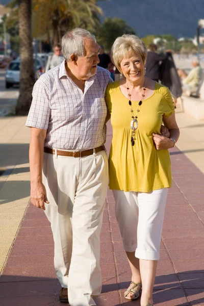 Personas mayores activas caminando de vacaciones en mallorca — Foto de Stock