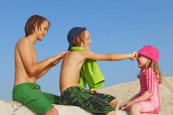 Летние каникулы детей с солнцезащитным кремом — стоковое фото