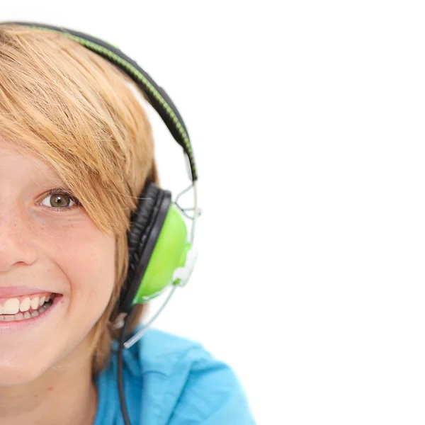 Половина обличчя усміхненого щасливого хлопчика слухає музику — стокове фото