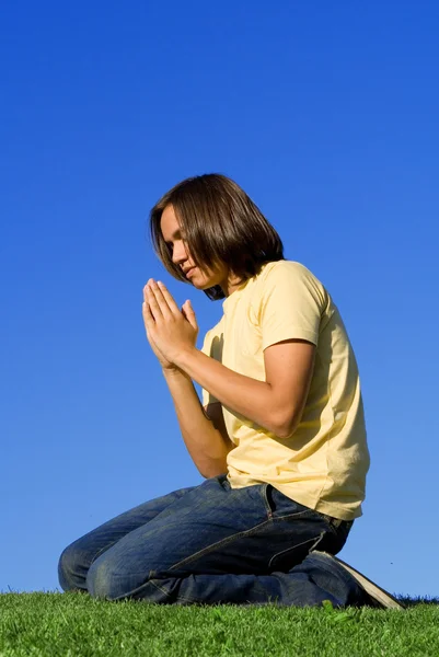 基督教青年下跪和祈祷 — 图库照片