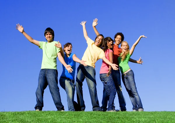 Piggyback grupo diversificado adolescentes — Fotografia de Stock