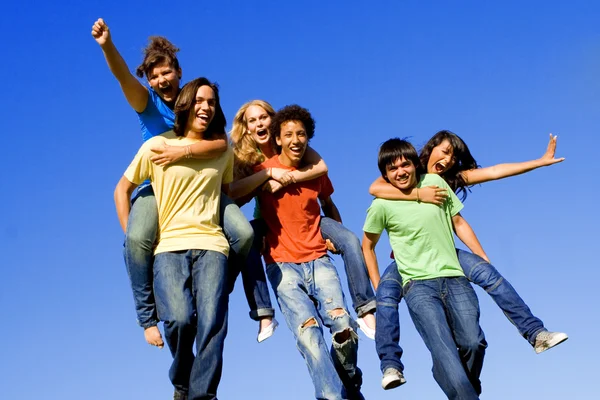 Piggyback grupo diversificado adolescentes — Fotografia de Stock