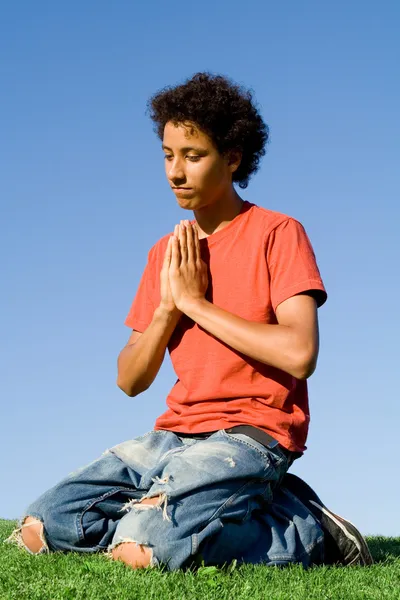 Christendom, tiener op knieën in het gebed — Stockfoto