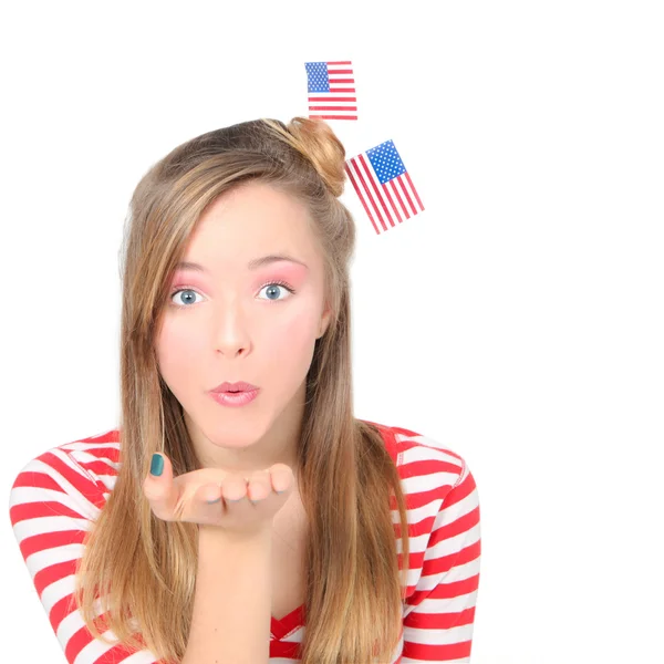 Amerikansk flicka blåsa önskemål eller kyssar firar 4 juli — Stockfoto