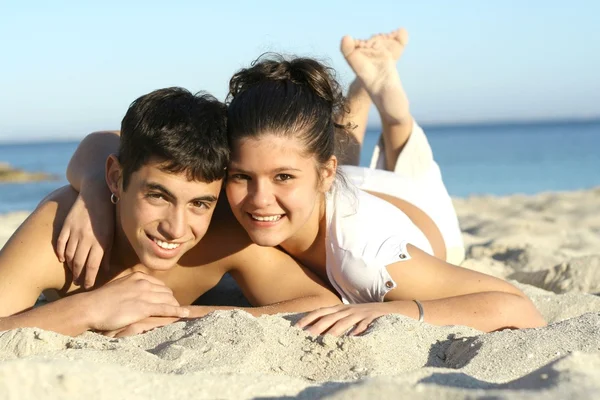 Glada unga par på stranden semester eller vårlovet sommarlov — Stockfoto