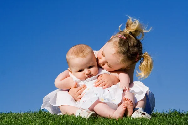 Сестри, малюк і дівчатка на відкритому повітрі влітку — стокове фото