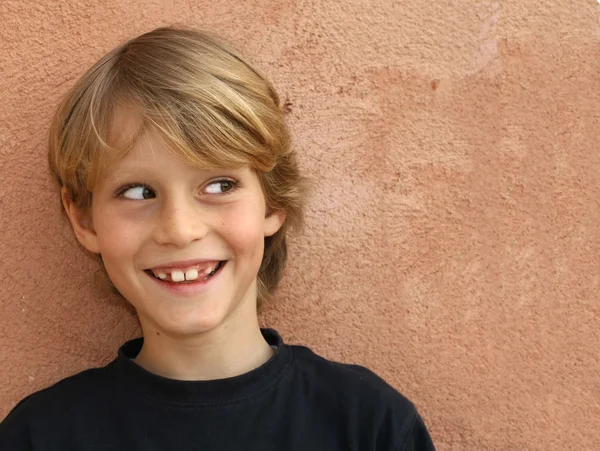 幸せな笑顔や生意気な子供の子供男の子 — ストック写真