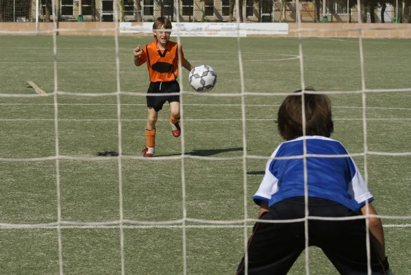 Τα παιδιά παίζουν ποδόσφαιρο ή ποδόσφαιρο παιχνίδι — Φωτογραφία Αρχείου