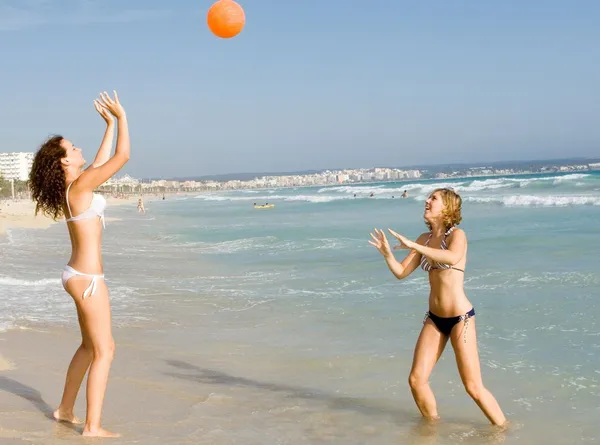Gelukkig tieners spelen bal op strand zomervakantie — Stockfoto