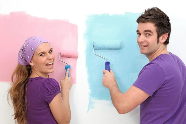 Feliz pareja pintando primera casa — Foto de Stock