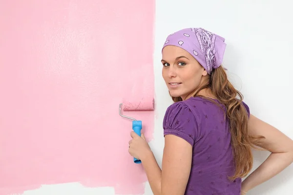 Vrouw schilderen en versieren kwekerij muur — Stockfoto