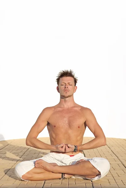 Ajustar o homem saudável na posição de ioga — Fotografia de Stock