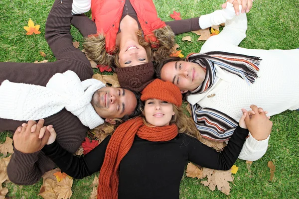 Bunte Herbstgruppe glücklicher junger Menschen — Stockfoto