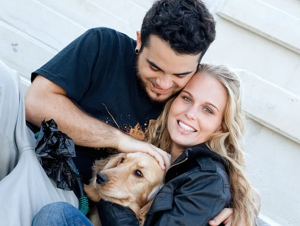 Ευτυχισμένη οικογένεια, άνθρωπος γυναίκα και κατοικίδιο ζώο σκύλοs — Φωτογραφία Αρχείου
