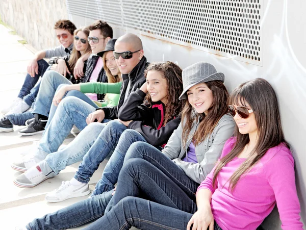 Grupo diverso de adolescentes ou estudantes no campus — Fotografia de Stock