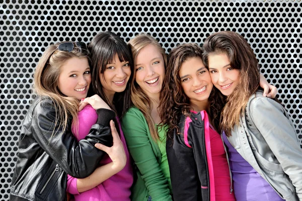 Grupo diverso de adolescentes meninas — Fotografia de Stock