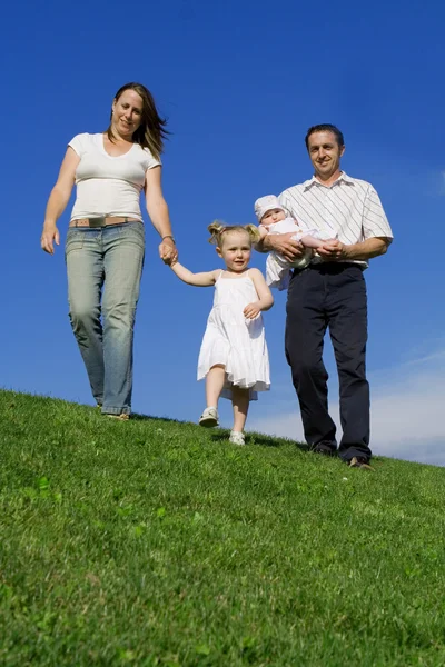 Família saudável feliz andando, ao ar livre no verão — Fotografia de Stock