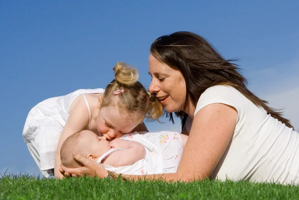 Matka s dětmi, hrát venku, v létě — Stock fotografie