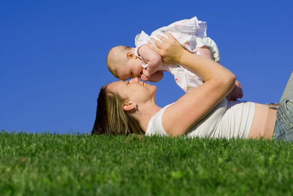 Mutlu anne ya da bebek kız ile oynarken annesi — Stok fotoğraf
