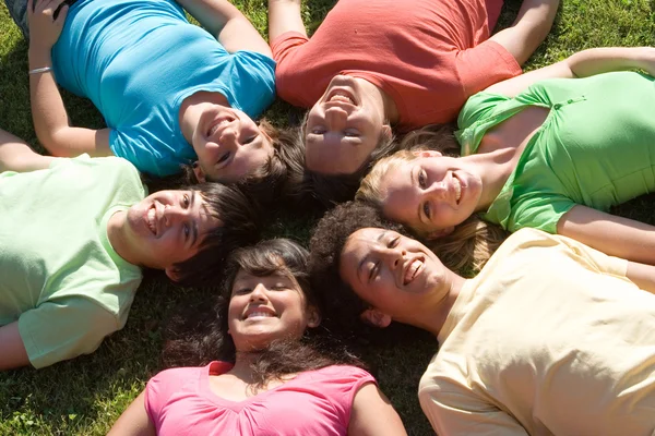 Grupp med glada leende olika barn på sommarläger — Stockfoto