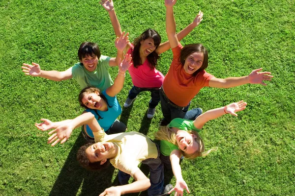 Grupo diverso de adolescentes felizes — Fotografia de Stock