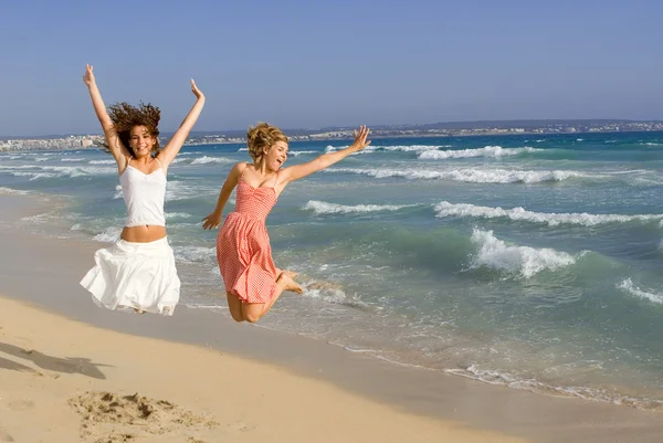 Ευτυχής κοπέλες στην παραλία καλοκαιρινές διακοπές ή άνοιξη διάλειμμα — Φωτογραφία Αρχείου