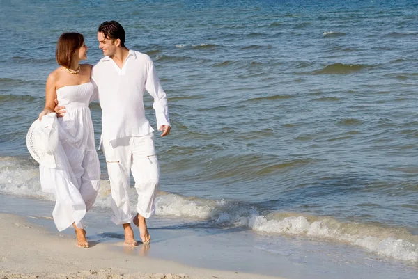 Lua de mel jovem, casal andando na praia em férias de verão ou férias — Fotografia de Stock