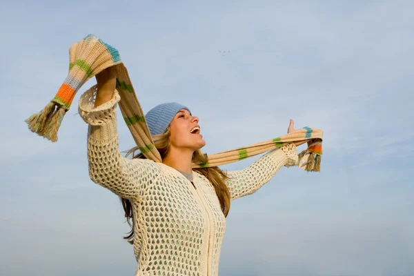 Mujer joven cantando su alabanza al aire libre —  Fotos de Stock