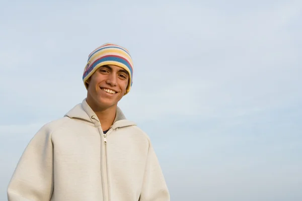 Счастливая улыбающаяся латиноамериканская молодежь с идеальными белыми зубами — стоковое фото