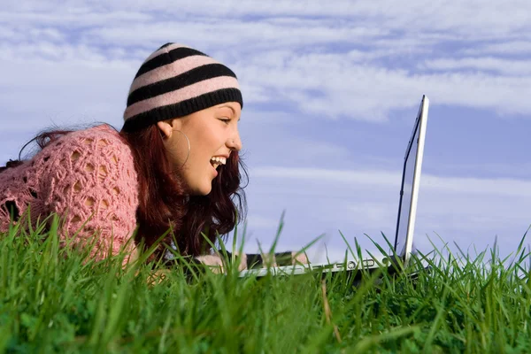 Jonge vrouw buiten op computer laptop — Stockfoto