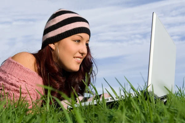 Teen outdoor on internet with wifi laptop computer — Stock Photo, Image