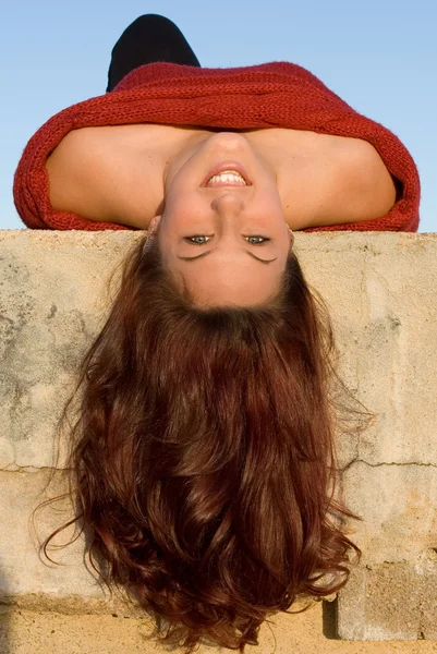 Frau mit schönen langen kastanienbraunen oder roten Haaren — Stockfoto