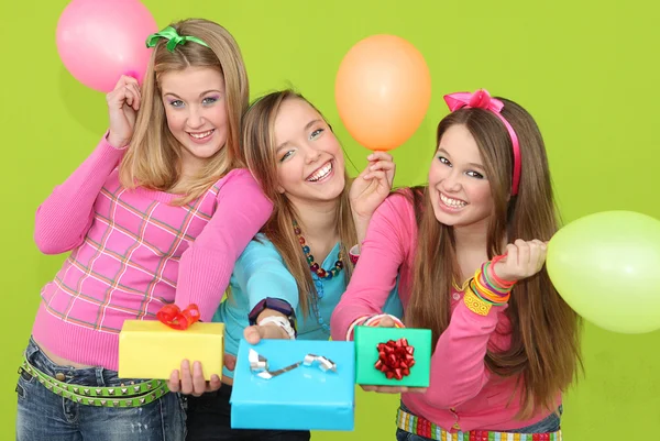 Crianças felizes na festa de aniversário dando presentes embrulhados ou presentes — Fotografia de Stock